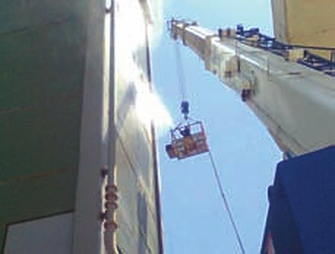 Trabajo en altura con canasto colgante en Cementos Avellaneda